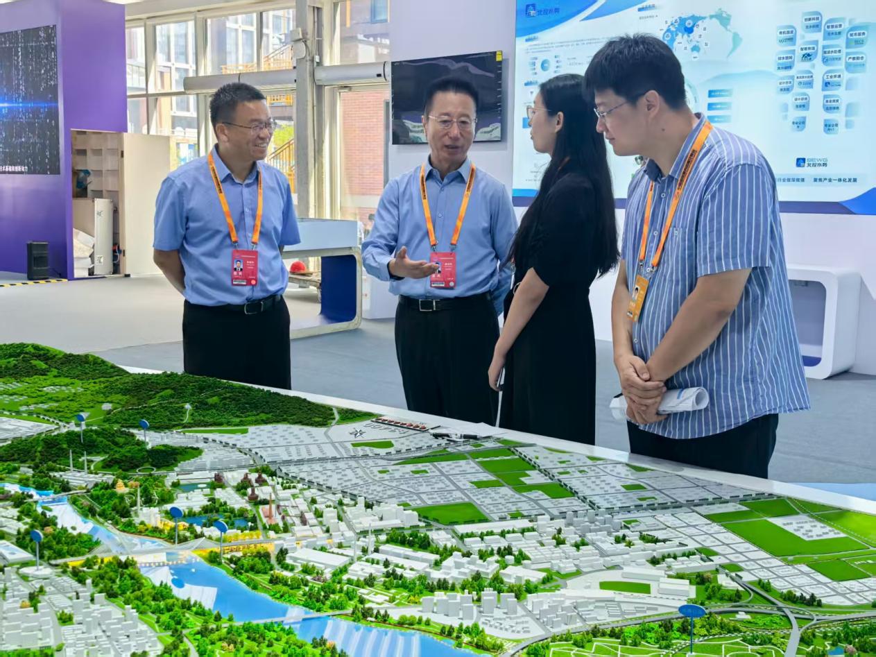 必赢足球主要领导赴服贸会“两园一河”展区检查筹备工作